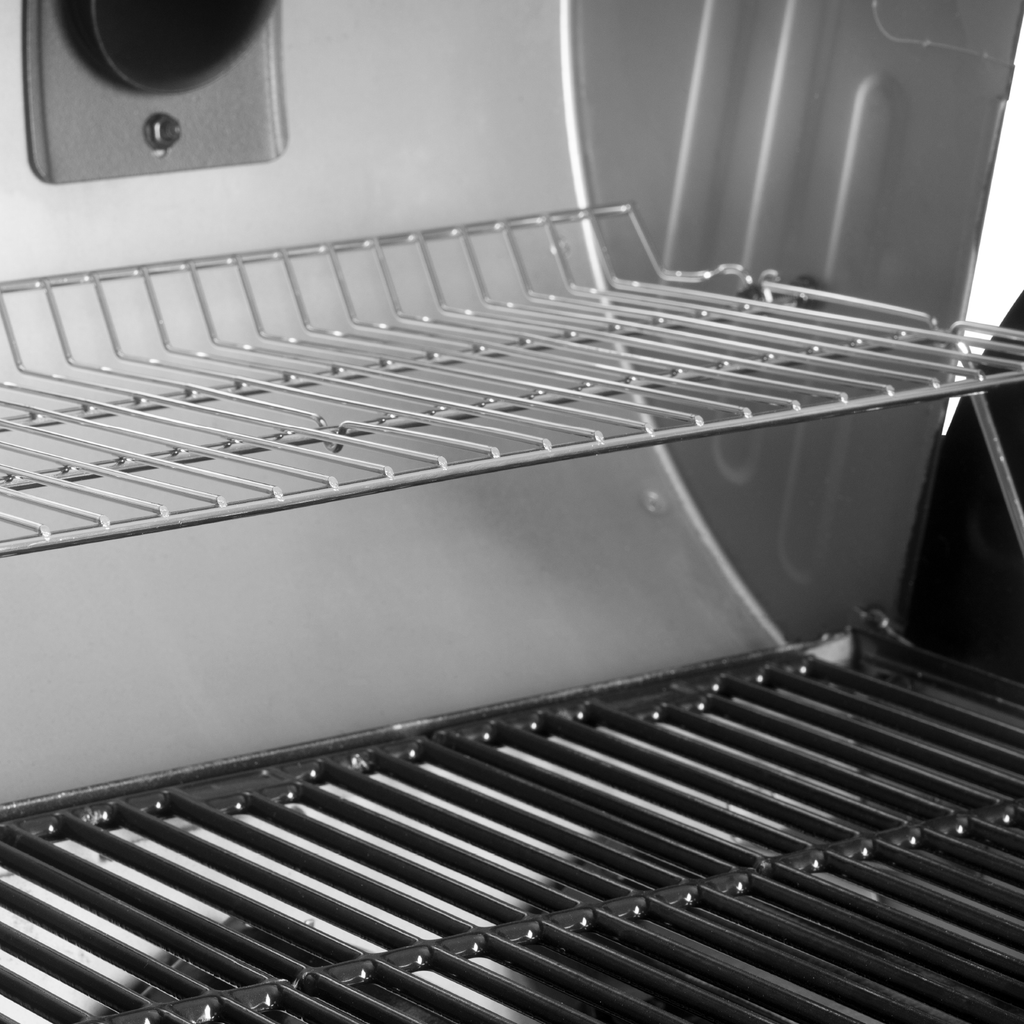 A chrome-plated warming rack sits above the cooking grate